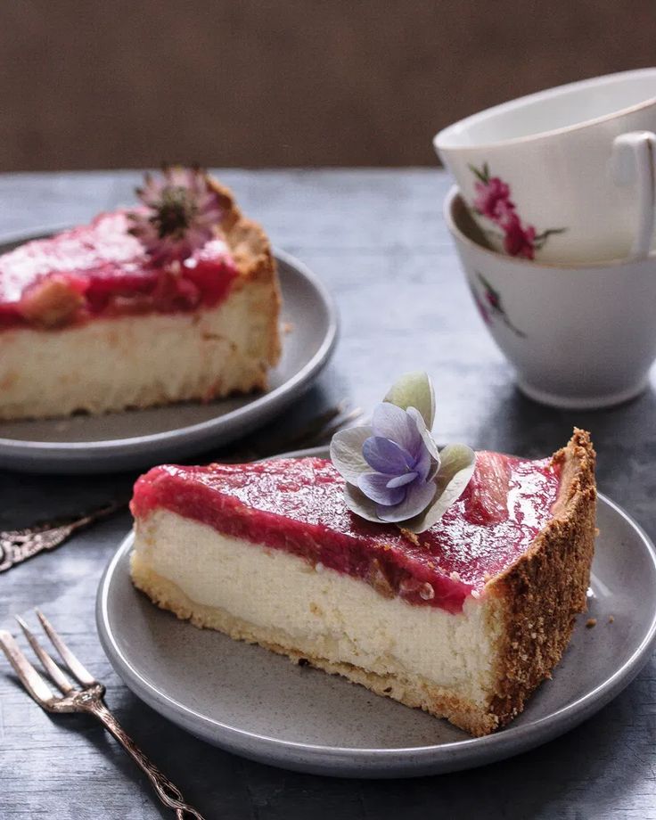 چیزکیک ریواس و توتفرنگی .jpg